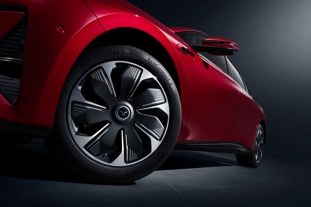 ：65寸AR-HUD破解泊车难题全家都爱坐澳门新葡京网站红旗天工05藏着出行黑科技(图3)