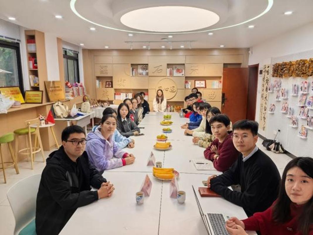 族团结工作室、励志书院少数民族预科班澳门新葡京交大解说团联合“同心圆”民(图2) 族团结工作室、励志书院少数民族预科班澳门新葡京交大解说团联合“同心圆”民(图2)